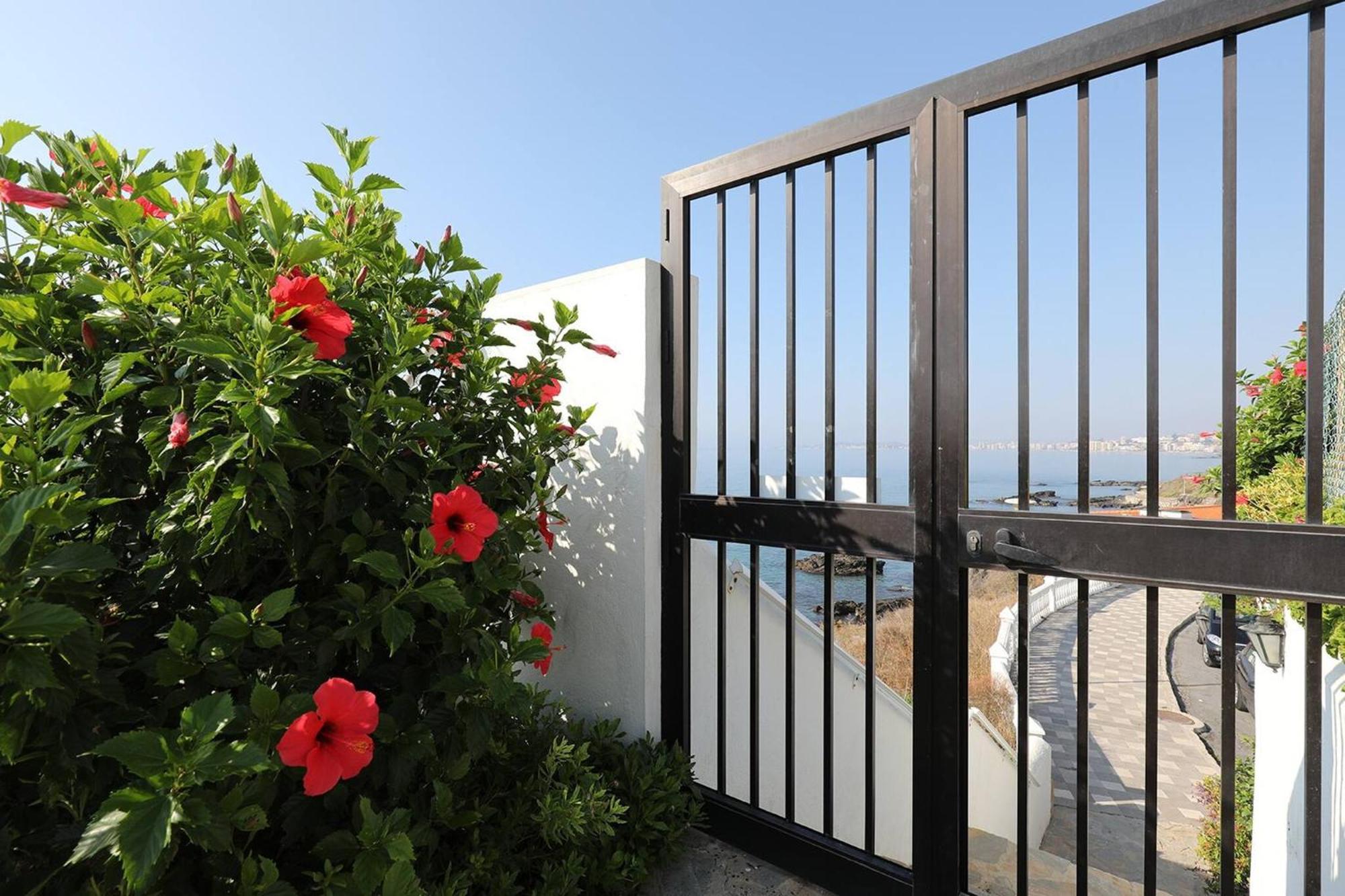 082 - Stunning Sea Views Beachfront Apartment 贝纳尔马德纳 外观 照片
