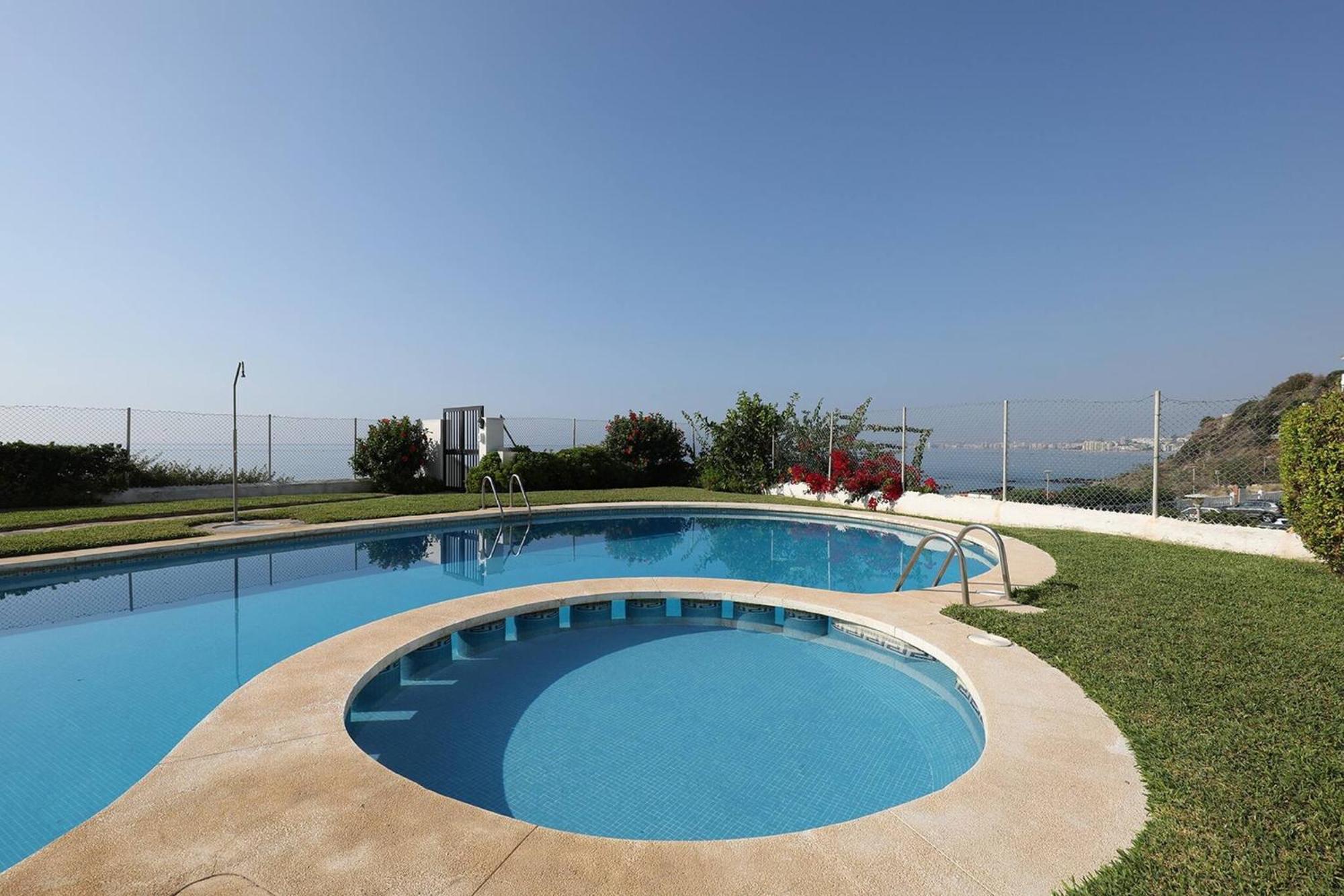 082 - Stunning Sea Views Beachfront Apartment 贝纳尔马德纳 外观 照片